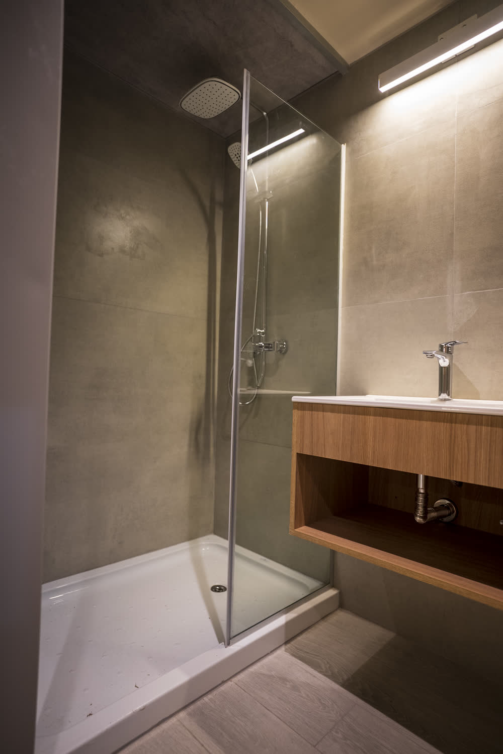 Baño terminado con ducha y mesada