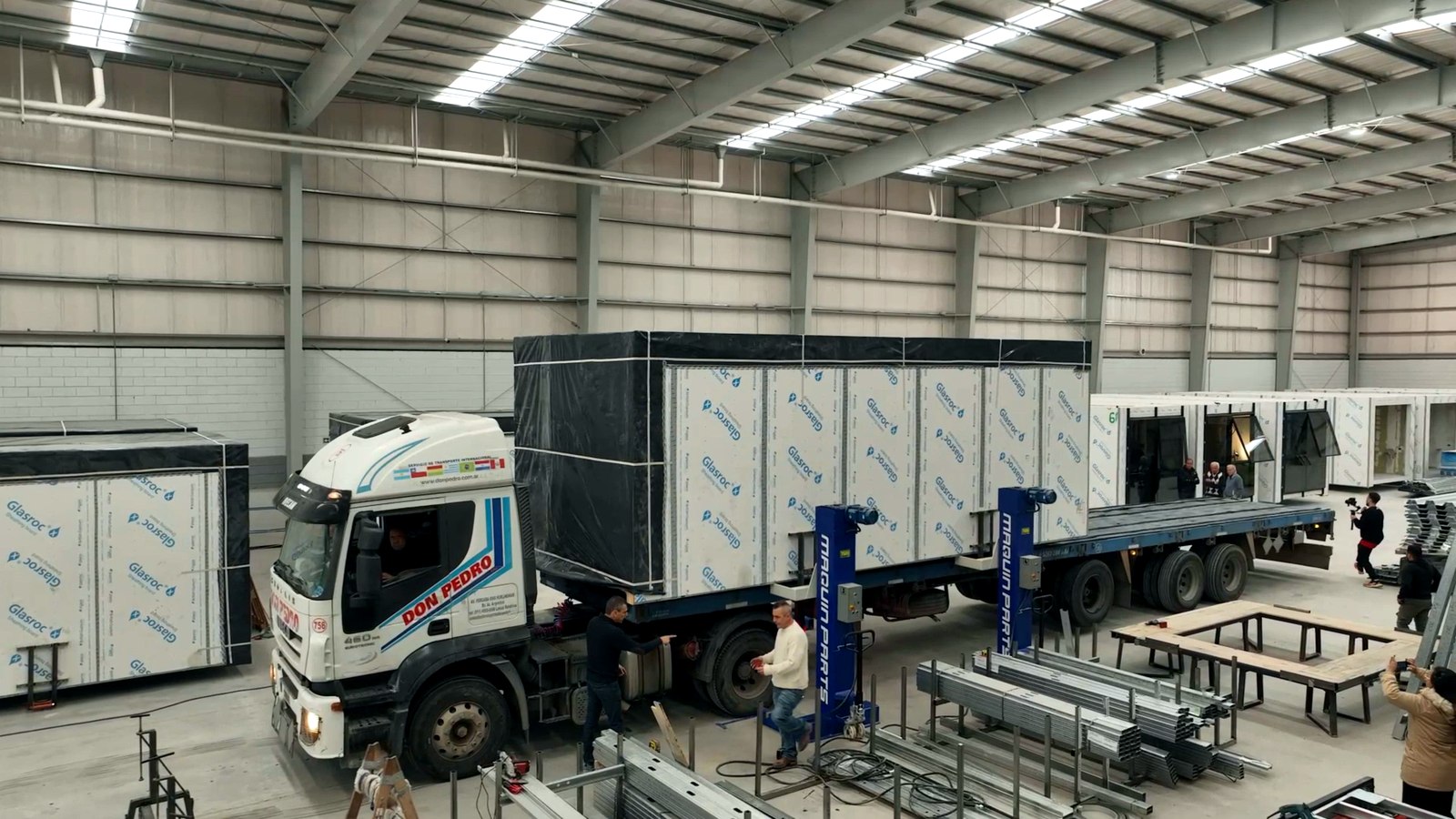 Camión transportando módulo en planta BITA