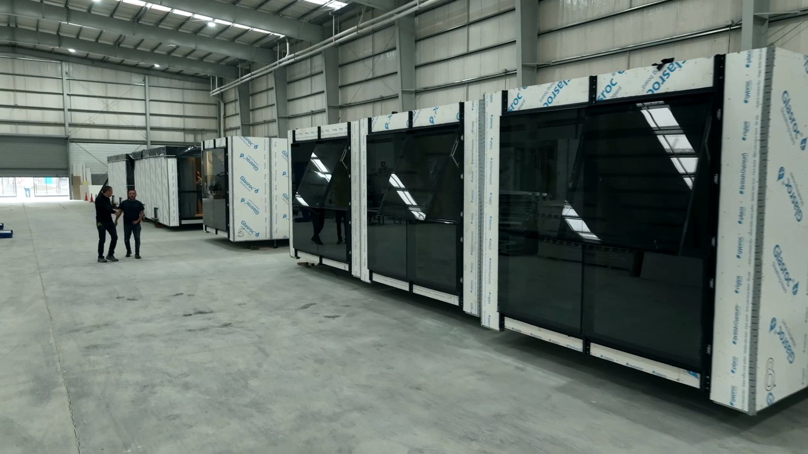 Módulos con carpintería instalada en control de ingeniería