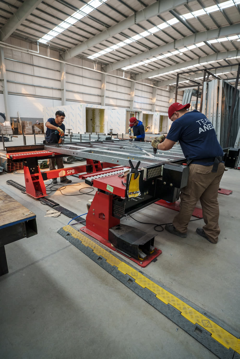 Equipo armando estructura sobre mesa de producción