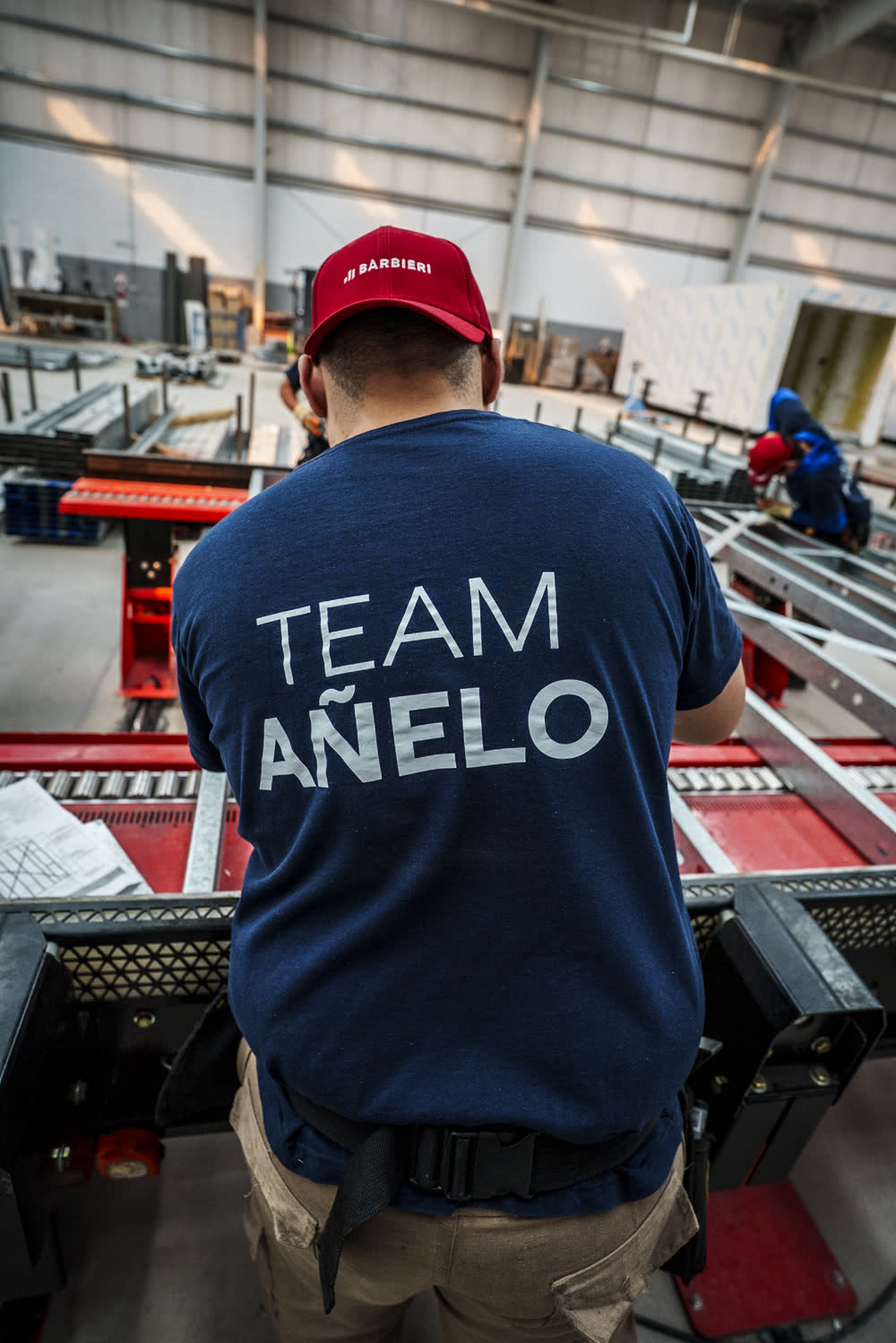 Team Añelo trabajando sobre línea de producción Barbieri