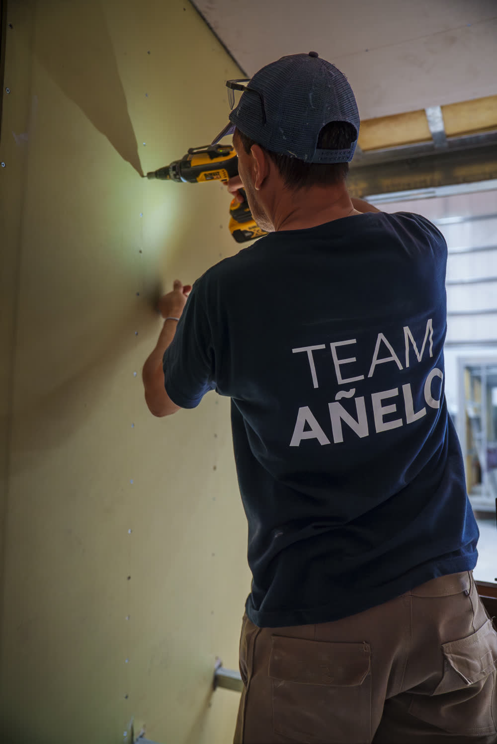 Team Añelo instalando placas de drywall
