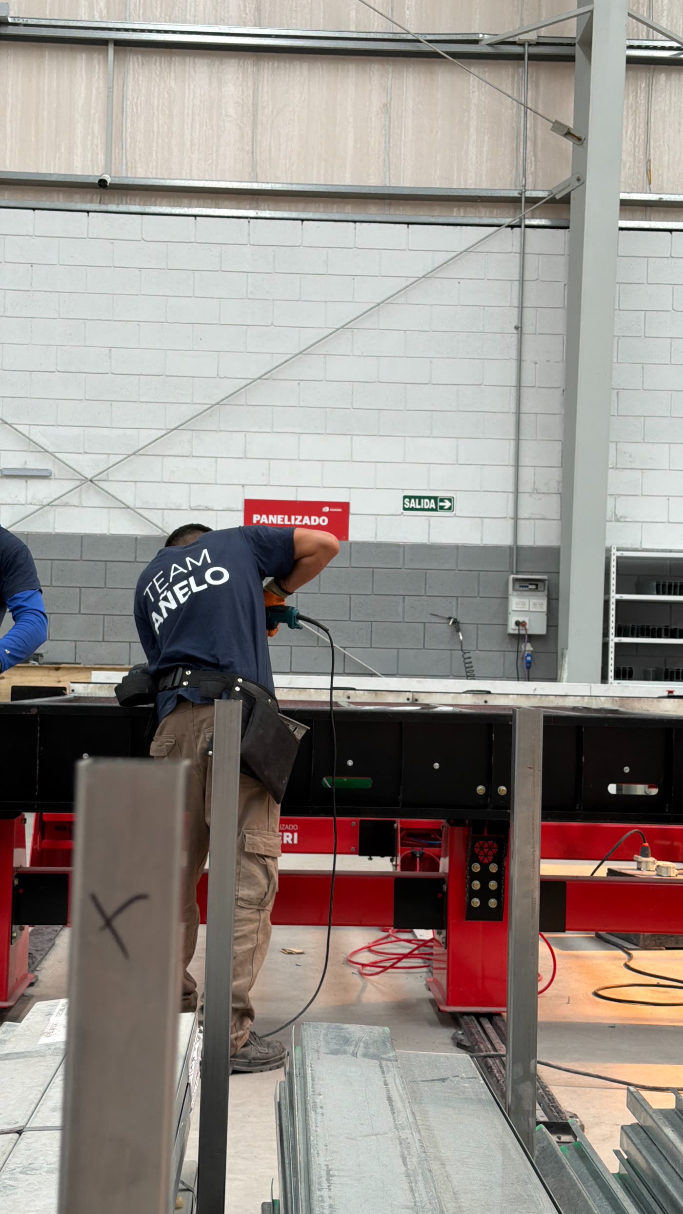 Equipo trabajando en una estación fija de la planta BITA